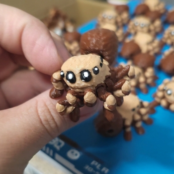 Pająk plus brązowy - brelok do kluczy skakun